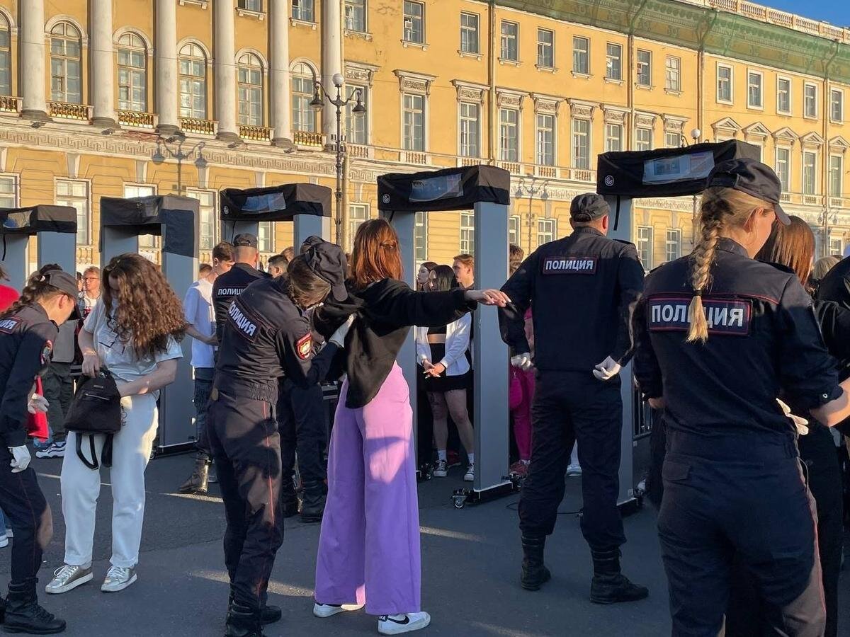 Полицейские досматривают школьников. Фото: Дарья Дмитриева / MR7