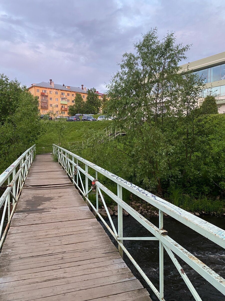    Житель Петрозаводска обнаружил опасный мост в центре городагруппа «Подслушано в ПТЗ | Петрозаводск» в социальной сети «ВКонтакте», автор неизвестен