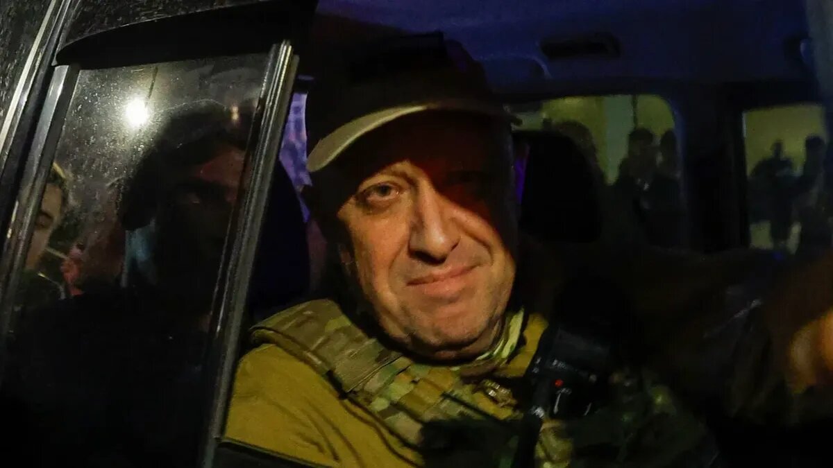 Глава ЧВК «Вагнер» Евгений Пригожин покидает штаб Южного военного округа в Ростове-на-Дону, Россия, 24 июня. Фото: Александр Ермоченко/Reuters