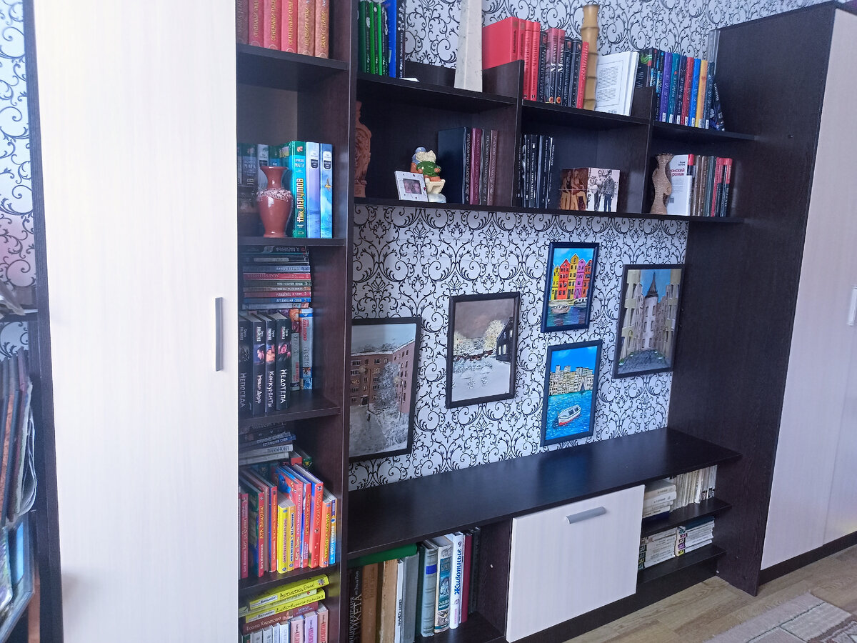 Книги в доме на любой свободной горизонтальной поверхности