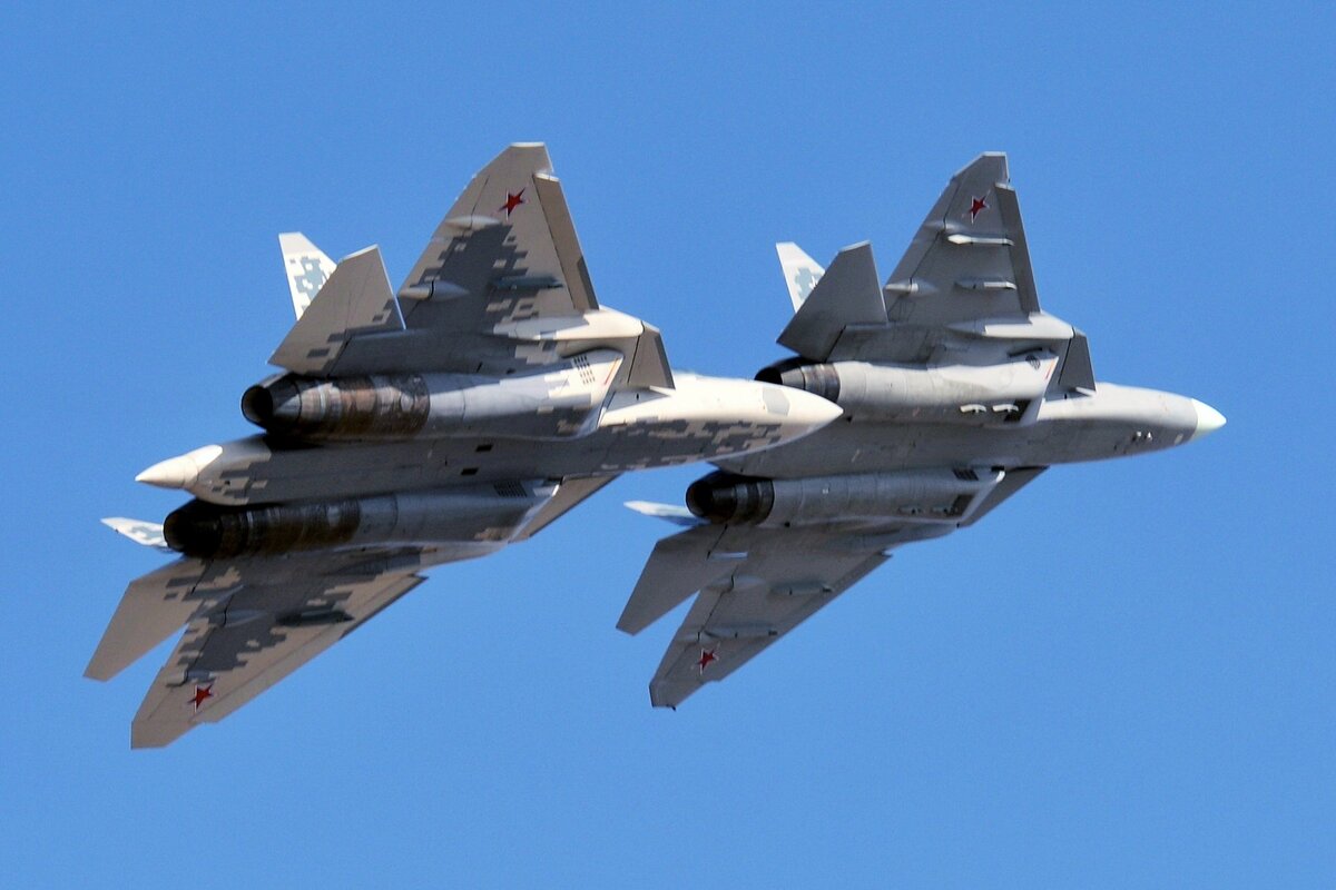 Многофункциональные истребители пятого поколения Су-57