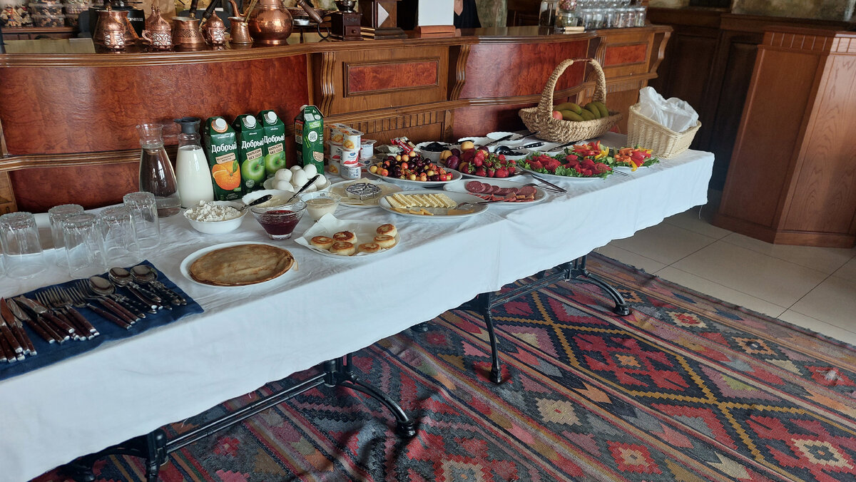 Шведский стол в отеле Дербента