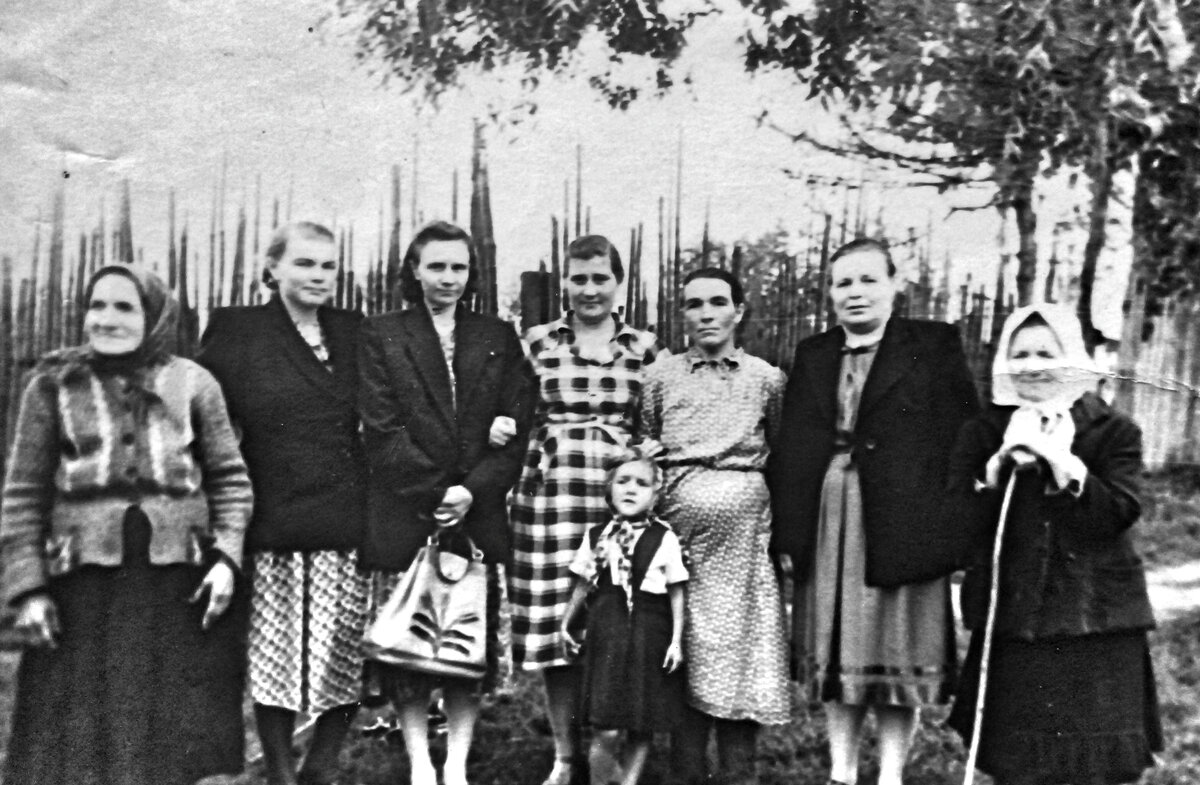 А здесь представлена часть женской половины семейства Голячёнковых. Фото из личного архива автора.