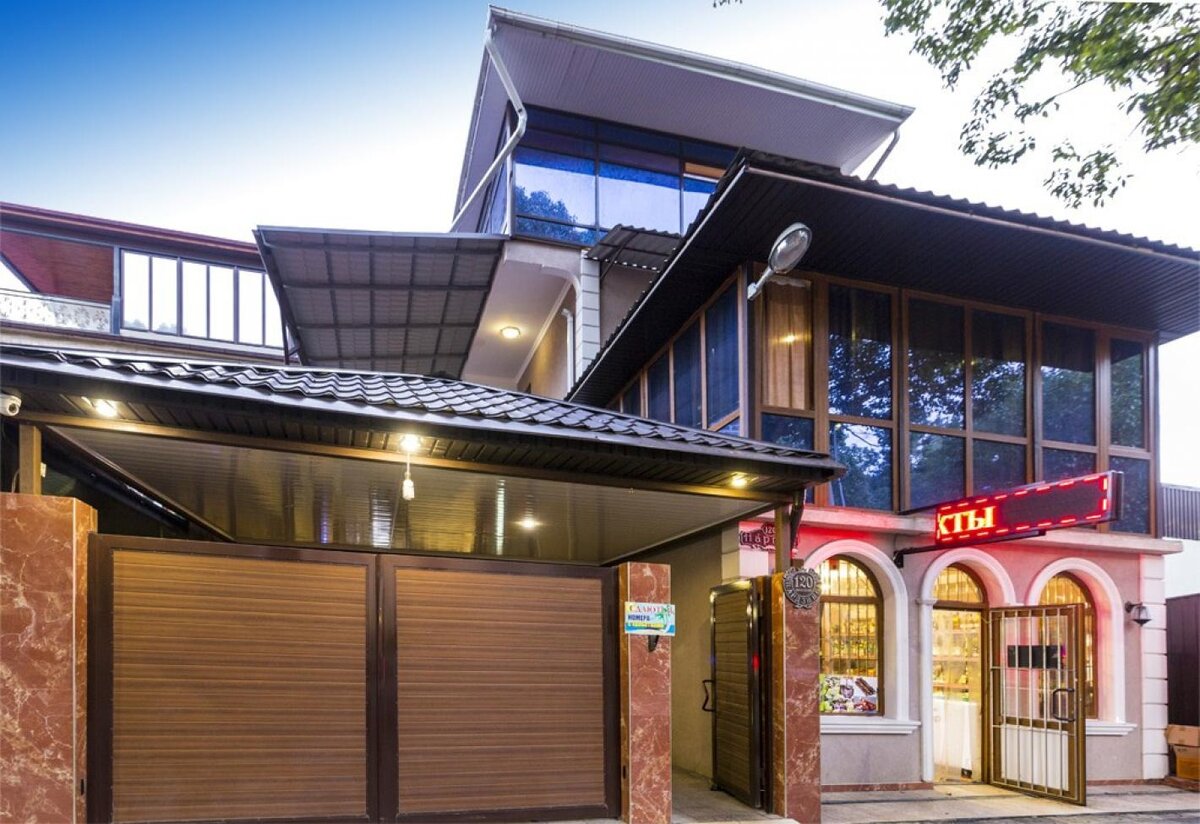 Фасад "Гагры лазурной". Рядом - вход в продуктовый магазин. Фото из свободного доступа в сети Интернет