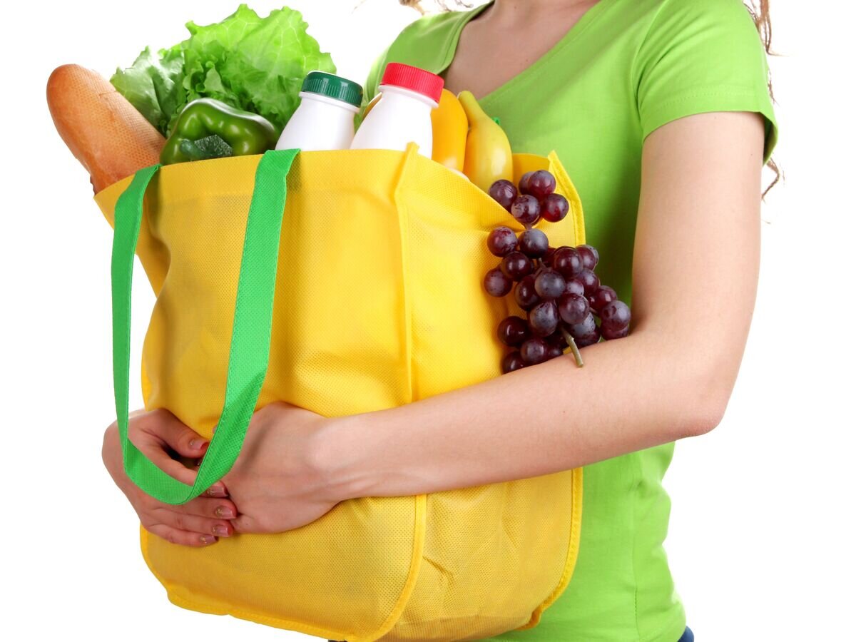    Девушка с покупками© Depositphotos.com / belchonock