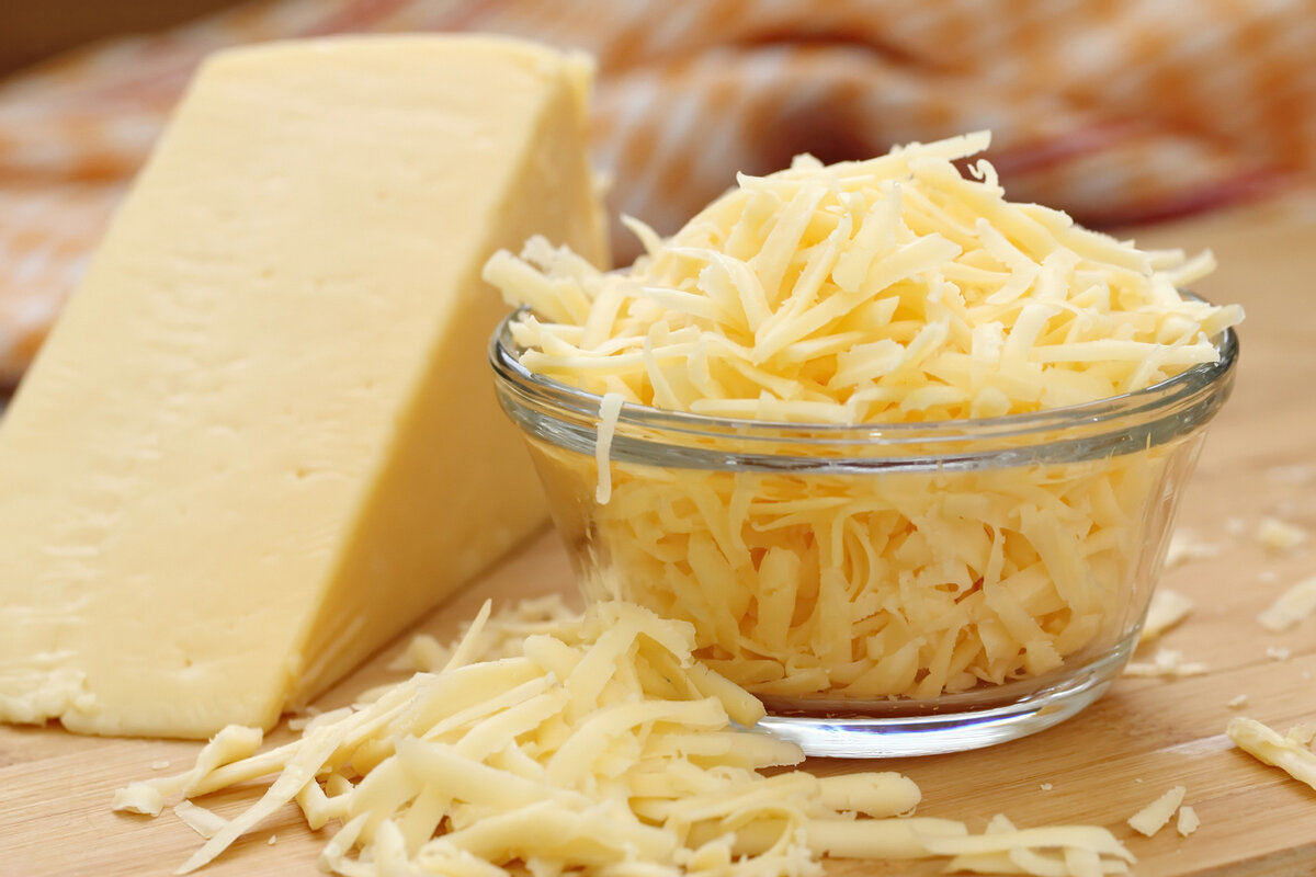  Сыр натираем на терке