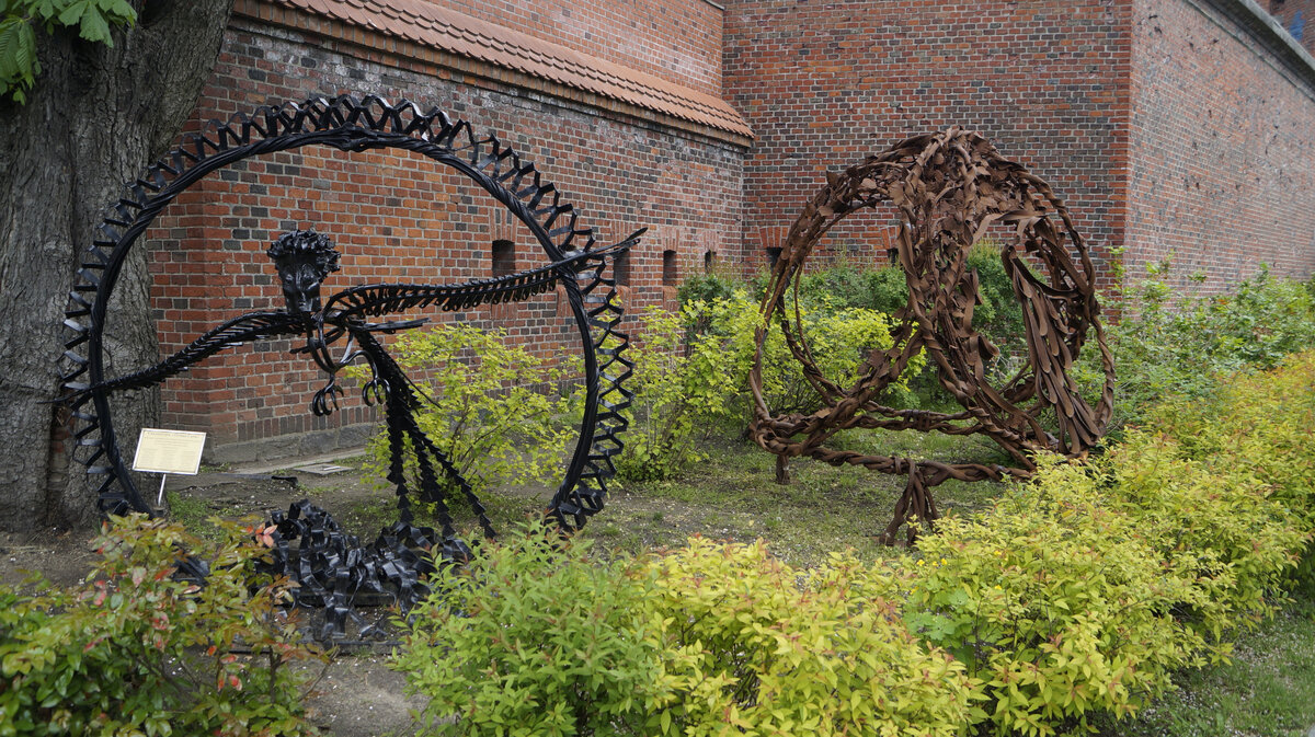 Арт-объекты у музея. Фото автора.