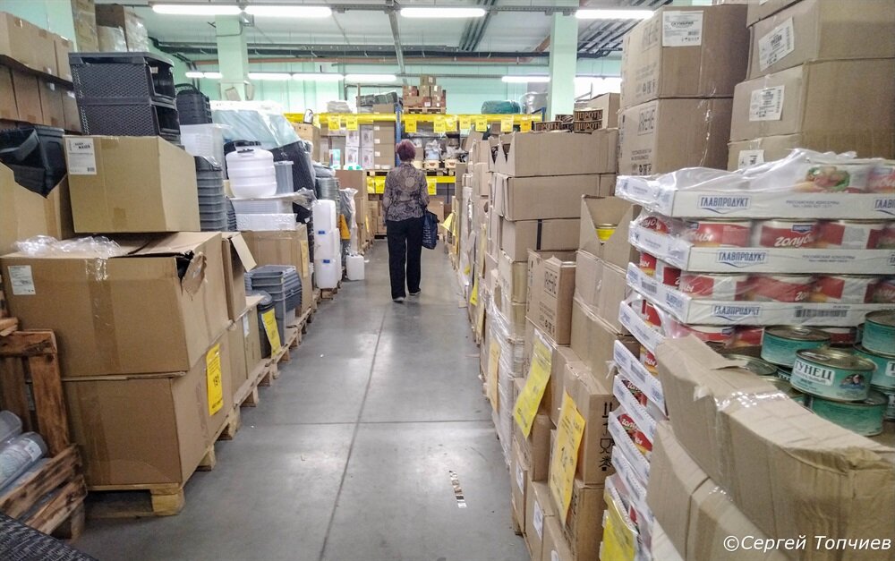 Кругом ящики с товарами