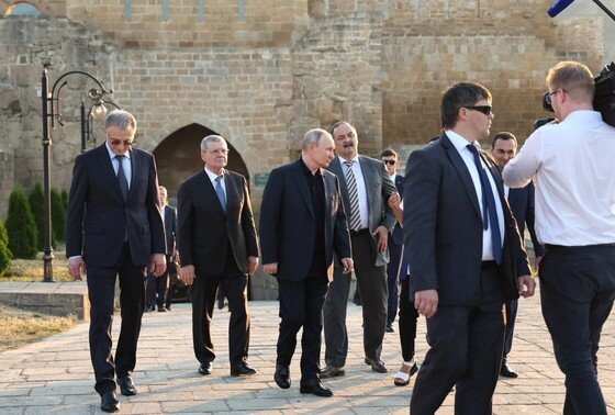    Президент РФ Владимир Путин во время осмотра крепости Нарын-Кала в ходе рабочей поездки в Дагестан