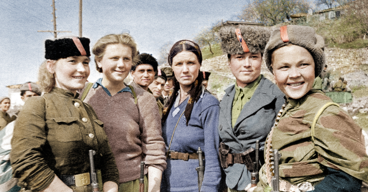 Партизанки, участвовавшие в освобождении Крыма. Поселок Симеиз на южном берегу Крымского полуострова. 1944. Колоризация: Константин Фиев