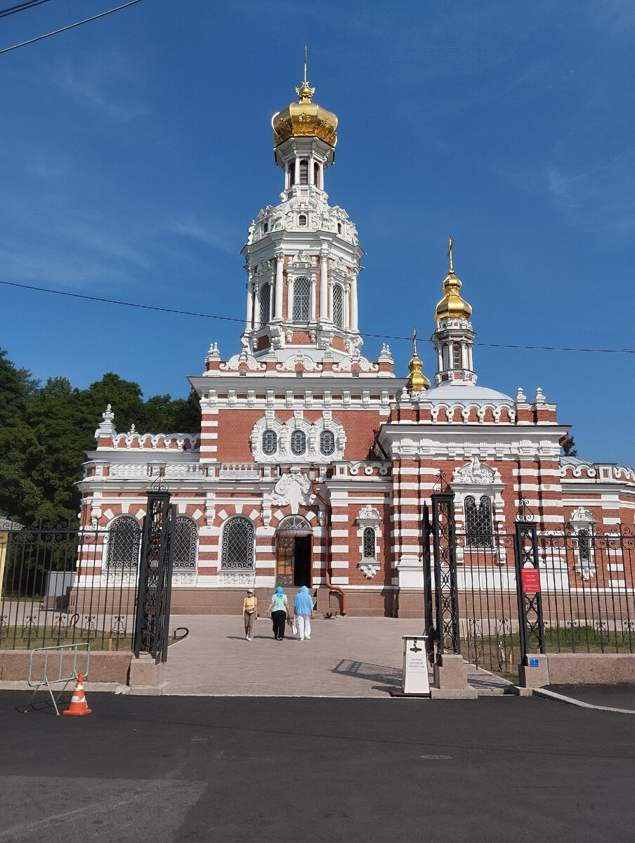 Храм недалеко от часовни Святой Блаженной Ксении Петербургской. Оставляли машину напротив и дальше пешком. Поэтому вкусняшки могли и подтаять, так как было очень жарко