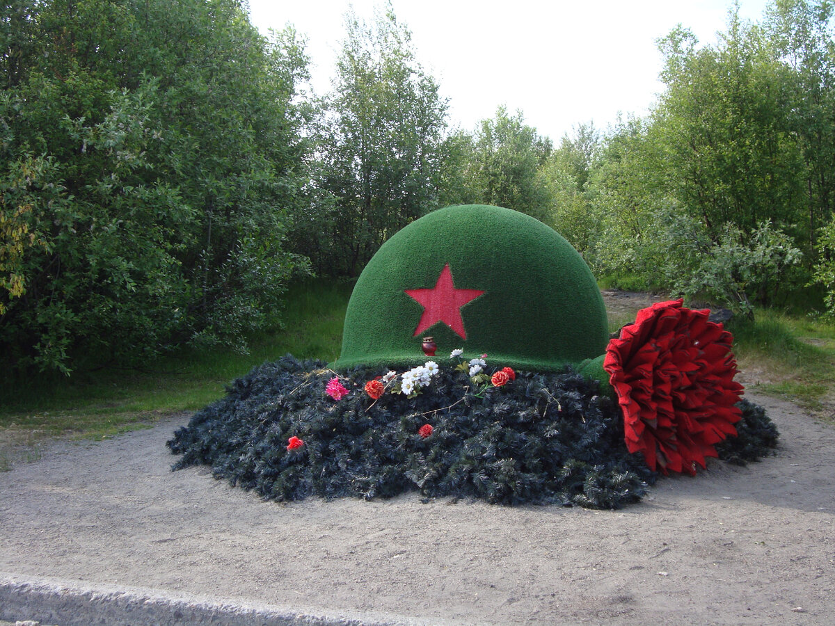 На подходе к мемориальному комплексу. Фото автора.