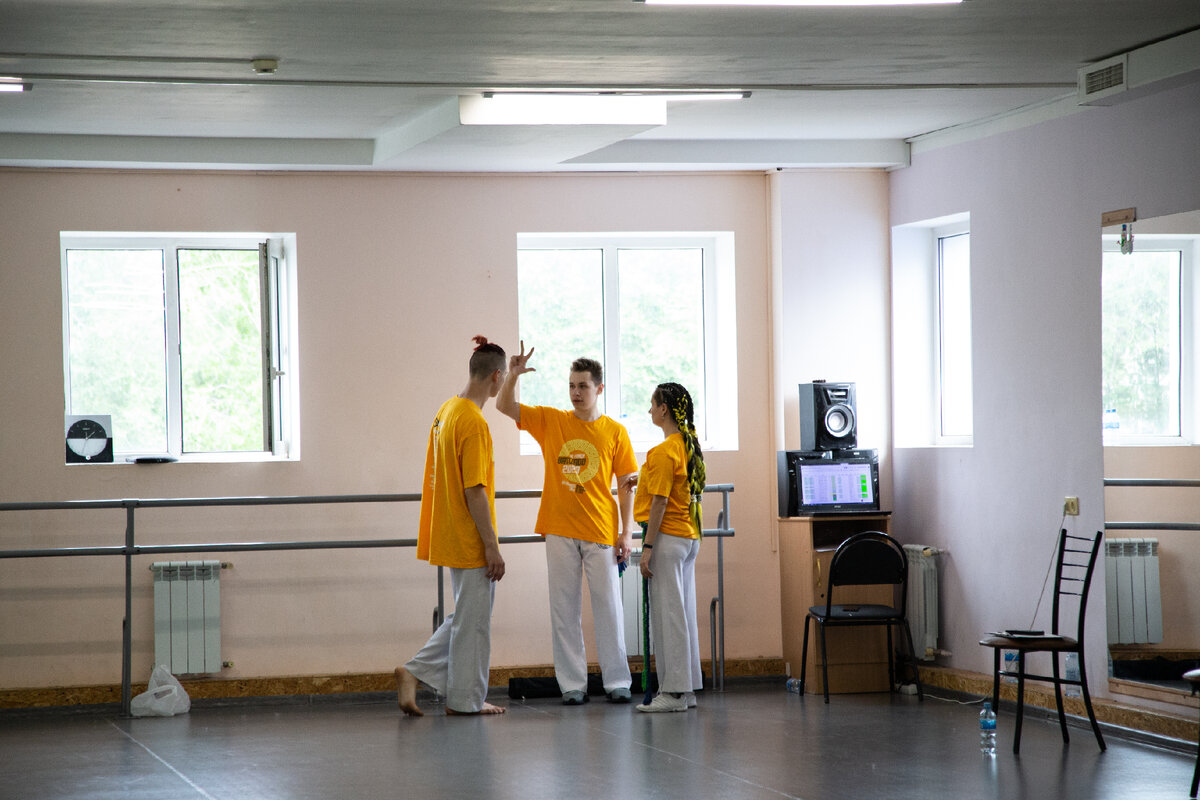 Смотри за рукой!!! 3 пачки! Я говорю, 3 пачки возьми! Нас же трое! Сколько пальцев показываю? 3! Видишь? Меньше не бери! Но и больше не надо! Завтра возьмем еще! Свеженьких! -- Неее! 3 пачки не осилим....   Аттестация Со Форса Самара 2023