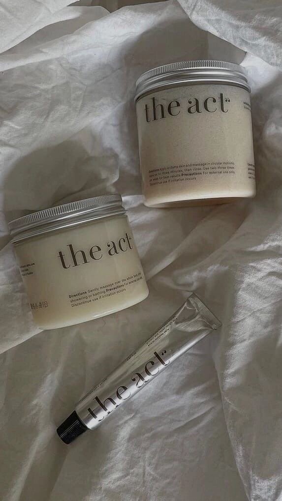 Скраб-бальзам для тела обеспечивает приятный и эффективный уход: морская соль с составе отшелушивает ороговевшие клетки кожи, способствует её обновлению, очищает и тонизирует, а роскошный комплекс масел, таких как масло сладкого миндаля, масло авокадо, масло какао и масло кокоса, богатые незаменимыми жирными кислотами и полифенолами, обладает великолепными питательными свойствами, смягчает и разглаживает кожу. После применения скраба-бальзама не обязательно использовать увлажняющие баттеры и крема, так как скраб создает на коже тонкую воздухопроницаемую пленку, обеспечивая эластичность, гладкость и пролонгированный уход коже. На 100% веганский продукт.
