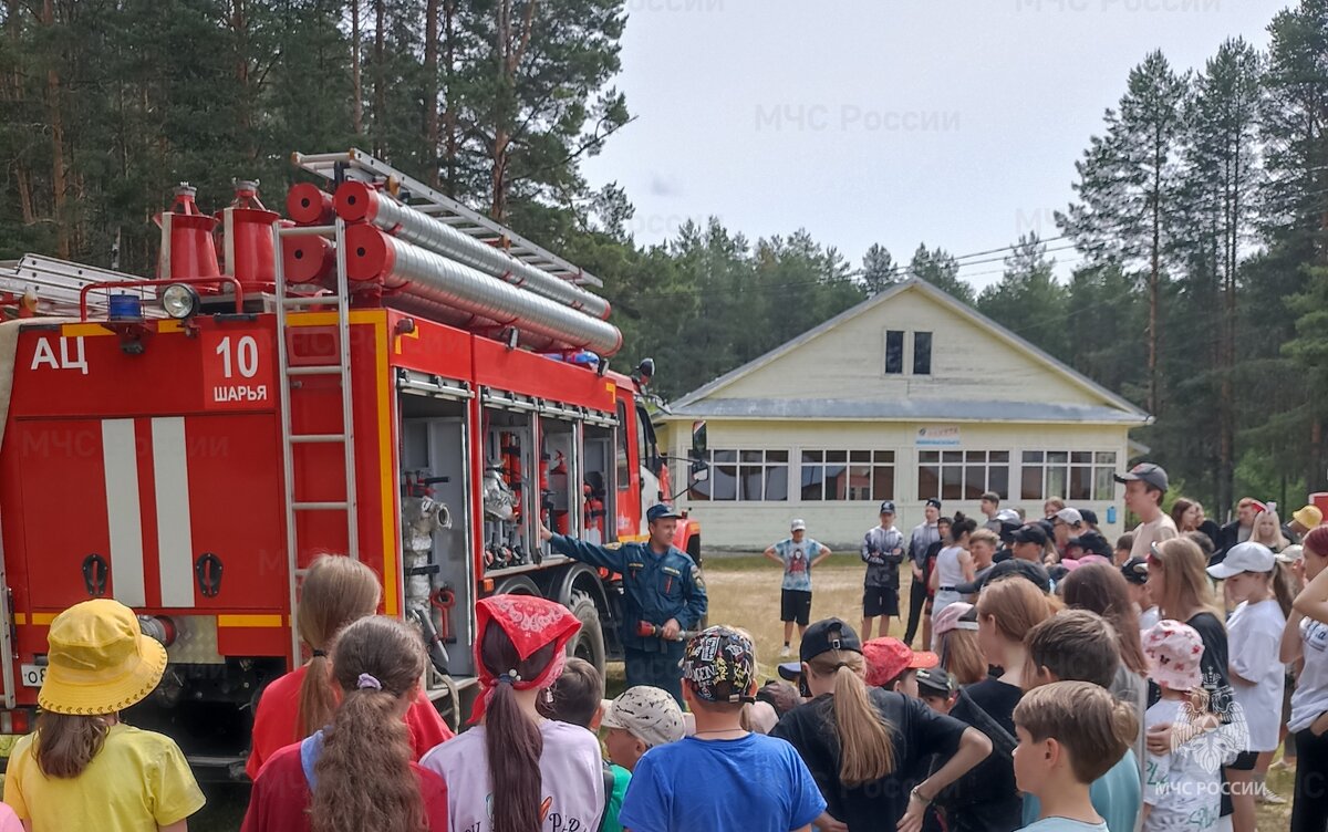 Сегодня в рамках профилактической акции «Твоё безопасное лето» прошло масштабное занятие по безопасности в оздоровительном центре отдыха для детей «Красный Яр» Шарьинского района. 
Все было по-настоящему: в лагере прозвучала тревожная сирена, извещающая о пожаре и необходимости эвакуации из помещений лагеря. Персонал и детвора на практике отработали правила поведения при возникновении экстремальной ситуации.

Дежурный караул 10 пожарно-спасательной части по охране г. Шарьи, сотрудники ГИМС и территориального отдела надзорной деятельности и профилактической работы рассказали ребятам об основных правилах безопасности, которые необходимо соблюдать, чтобы не допустить беды.