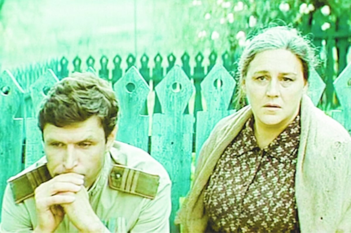     Были матери, которые укрывали сыновей-дезертиров дома, как героиня Нонны Мордюковой в фильме «Трясина».