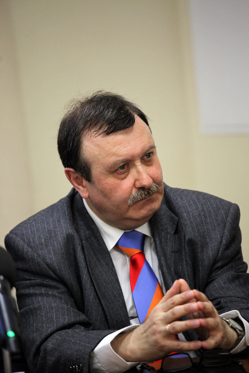 Недавно состоялось очень значимое для меня событие. Была издана моя книга «Армянский мир Александра Ерканяна». В Москве состоялись две её торжественные презентации. Но обо всём по порядку.-8