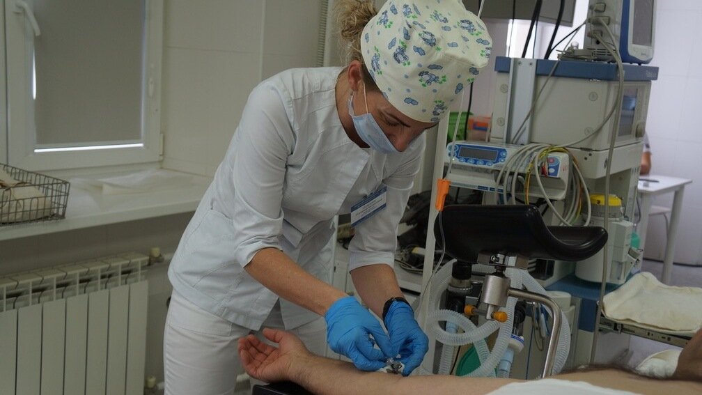     Дефицит врачей уже сегодня имеет статус одной из основных проблем медицины в России. Ситуация становится все более напряженной: население стареет, спрос на медиков растет, тогда как предложение — нет. «Новые Известия» попытались разобраться, можно ли восполнить дефицит и как.