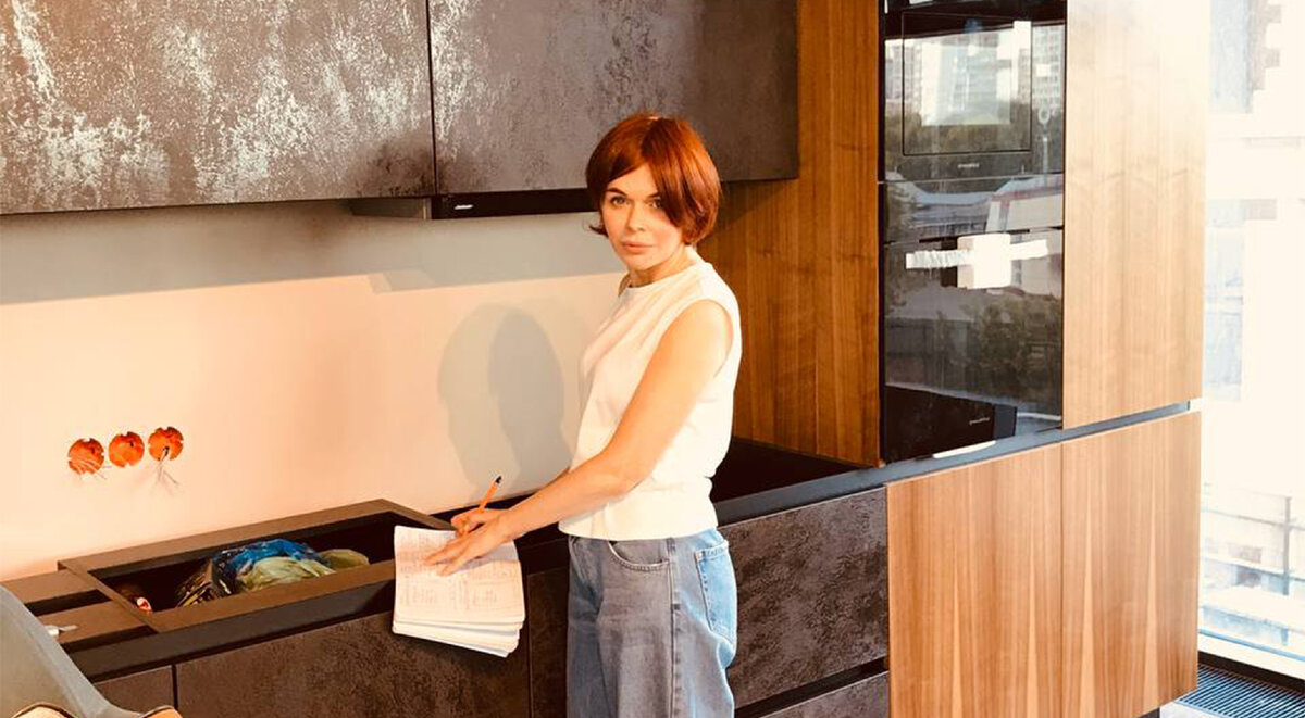 Лена Малышева –– дизайнер интерьеров, художник, архитектор (на объекте, монтаж кухни)