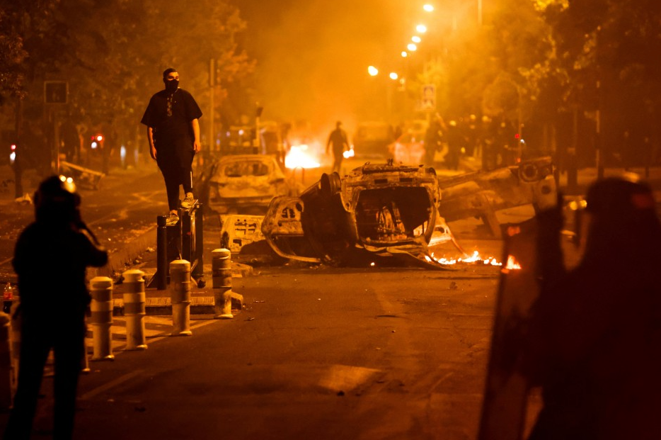 Столкновения между полицией и демонстрантами в Париже в пятницу © REUTERS