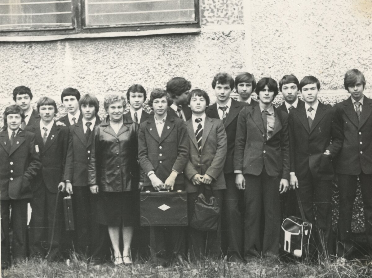  Вот и закончился июнь - месяц экзаменов, волнений, расставаний... Получен аттестат. Учителя сказали красивые добрые слова на прощание... Не мои это были экзамены? Не я волновалась на них?-6