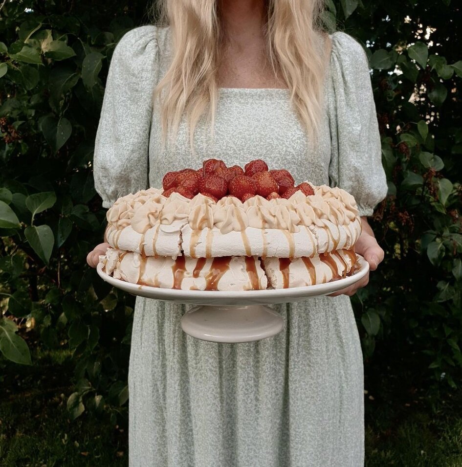 Мягкий уютный интерьер старого деревенского дома молодой семьи в Швеции ...