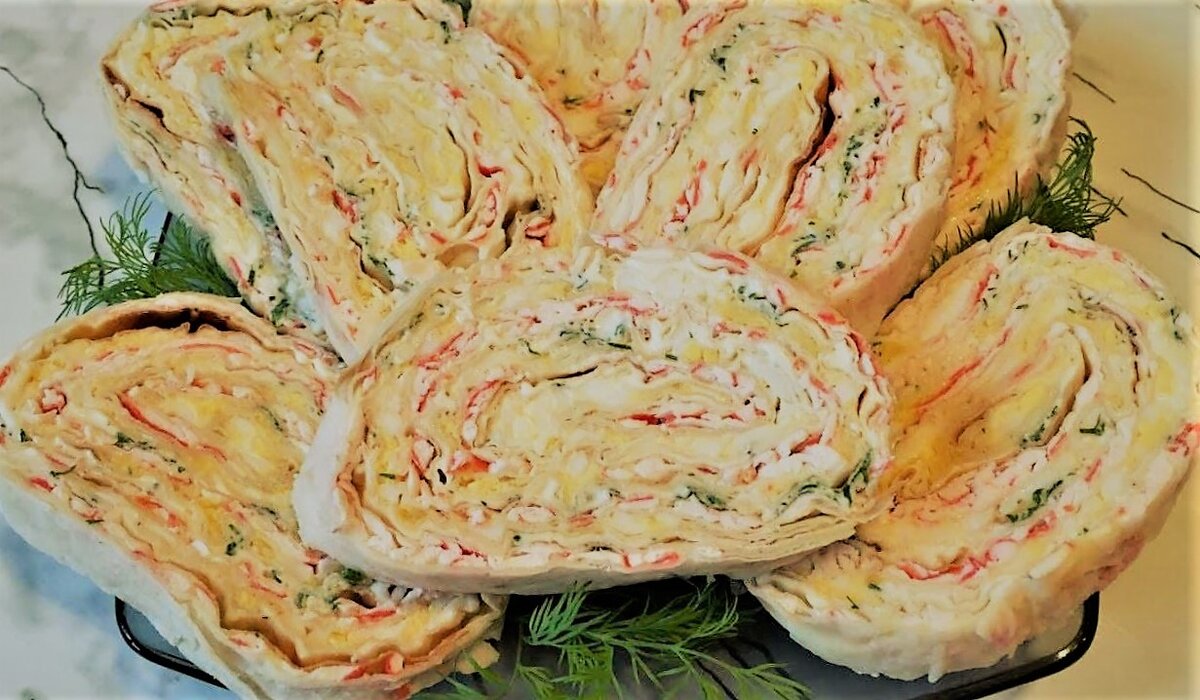 1. Рулет из лаваша с крабовыми палочками и кукурузой