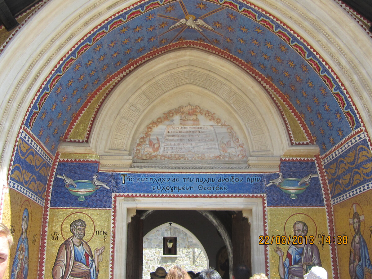 Вход в храм