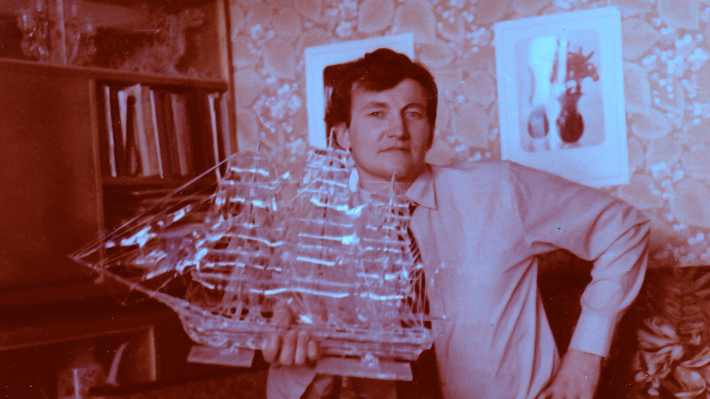 Алексей Зеля со своими стеклянным парусником (утрачен), 1980 г.