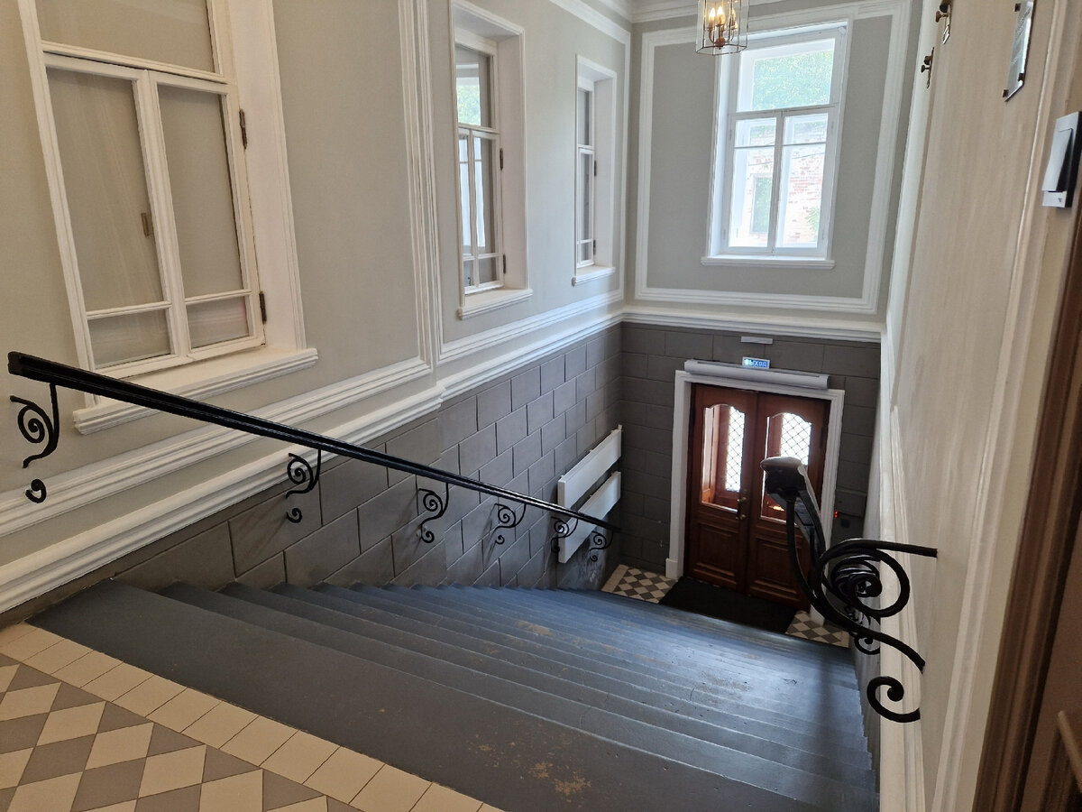 Лестница при входе в музей