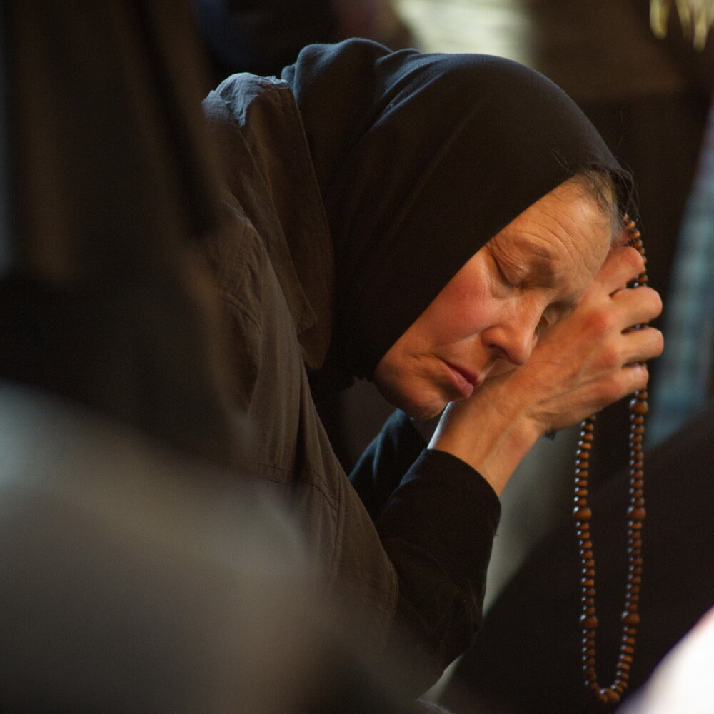 Исповедь утром. Православные молятся. Христиане молятся. Молитва в церкви. Православный храм.