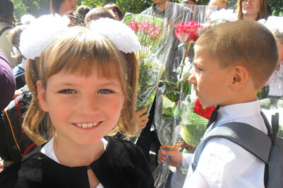 Маша идет в школу.