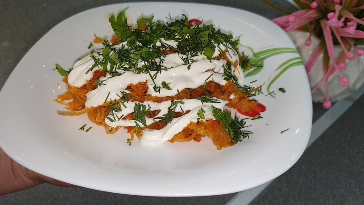 Всем привет! Я сегодня буду готовить простую, но очень вкусную тушеную капусту! Мне потребуется 0.5 кг нашинкованной капусты. Капусту я заранее подготовила: убрала верхние листья, промыла её.-21