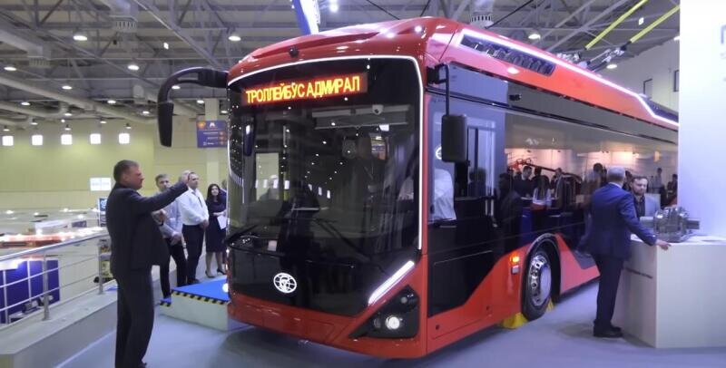 В крупных городах активно переходят на электробусы, ломая при этом давно сложившуюся инфраструктуру, созданную под троллейбусы. Оправданы ли такие действия? Ведь существуют и альтернативные варианты.-11