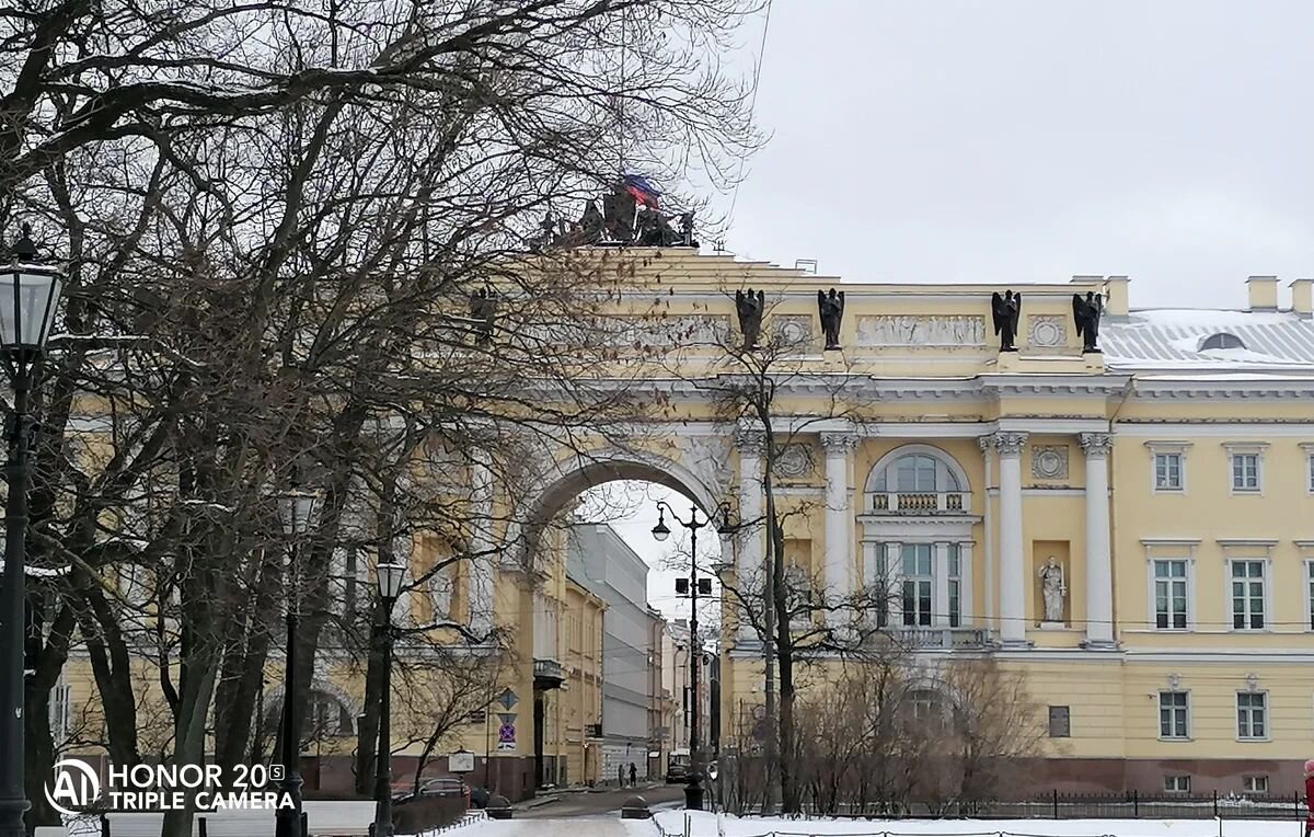 Арочный проход соединяет здания Синода и Сената. Композиция над аркой символизирует единство светской власти и церковной "Правосудие и благочестие".