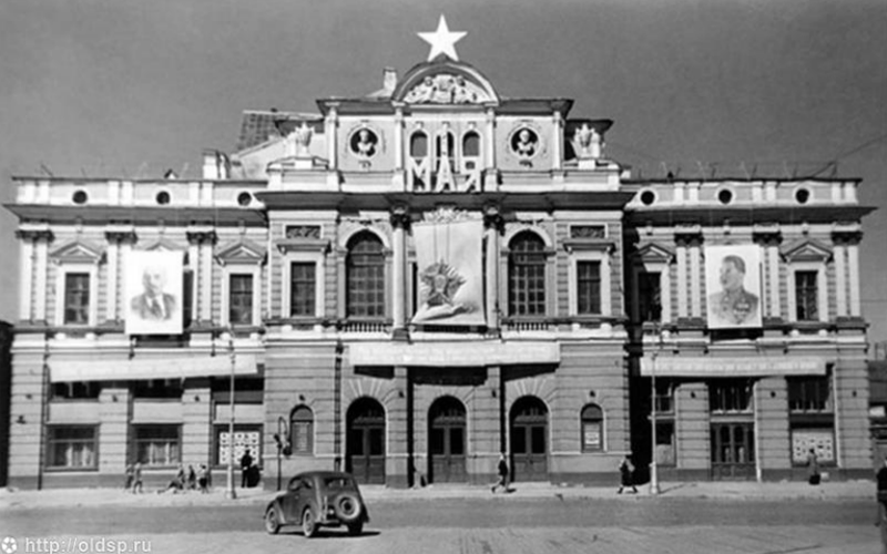 ступени засыпали, т.к. подняли уровень набережной