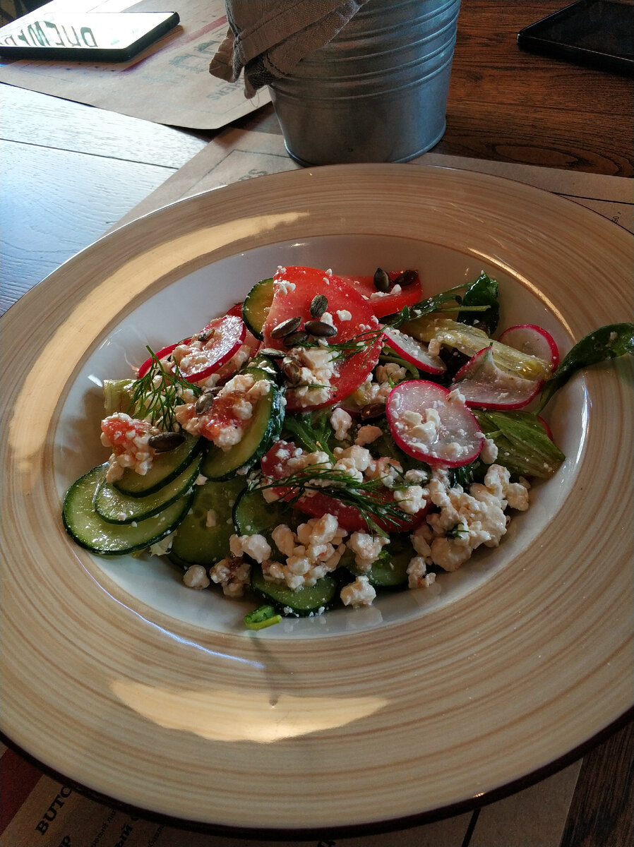 Я полюбила салаты из свежих овощей)) На фото салат с творогом, огурцом, редисом, помидором и зеленью