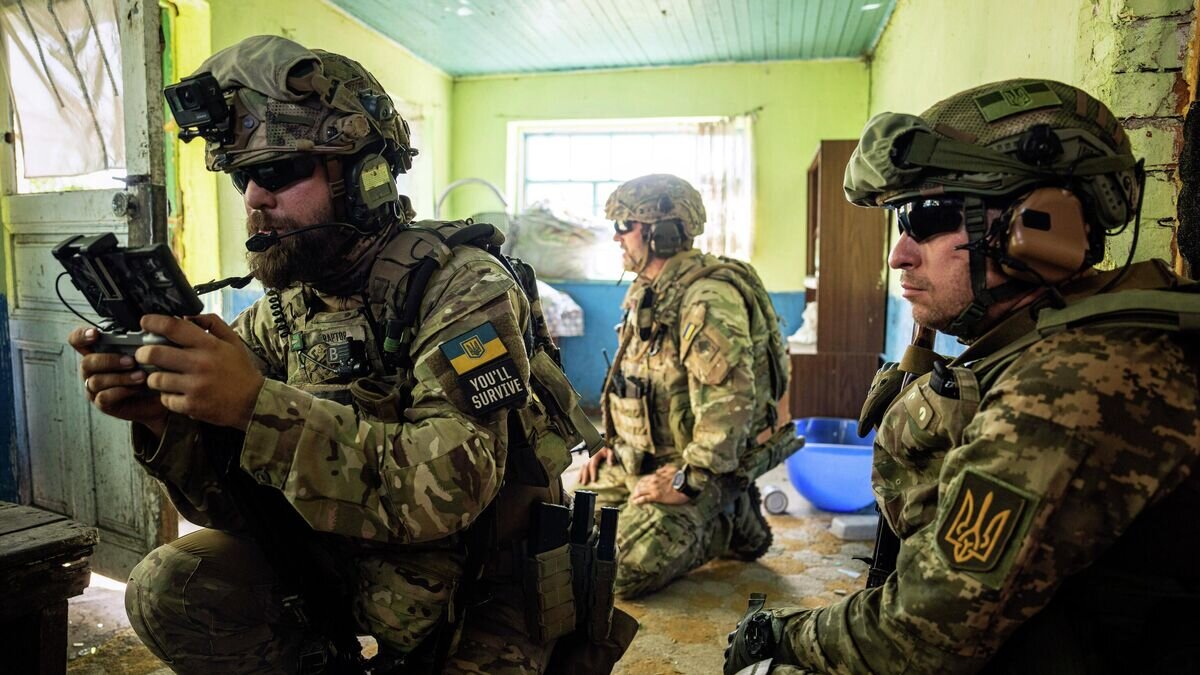    Украинские военнослужащие управляют беспилотником на своей позиции на передовой в Николаевской области, Украина. 8 августа 2022 года© AP Photo / Evgeniy Maloletka