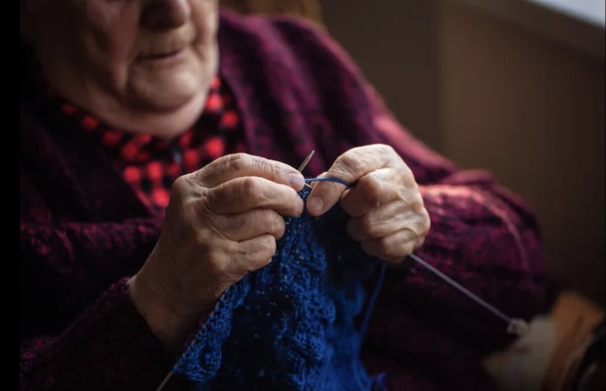 бабушки вяжут во рту