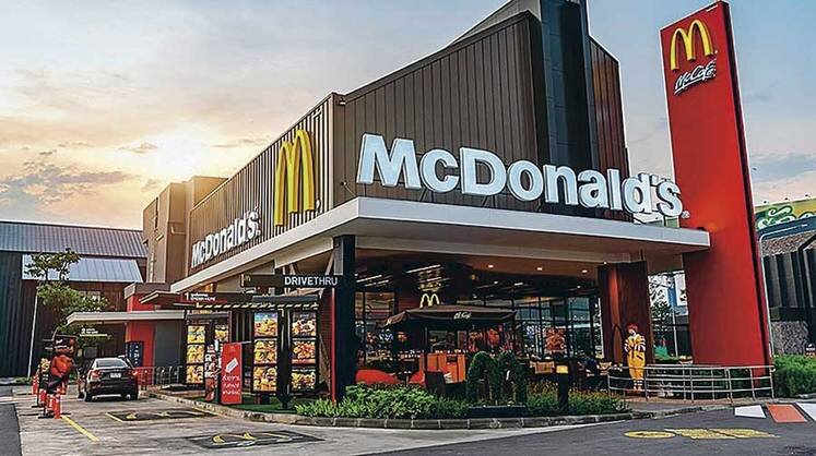     В McDonald’s заставят клиентов пить без соломинок