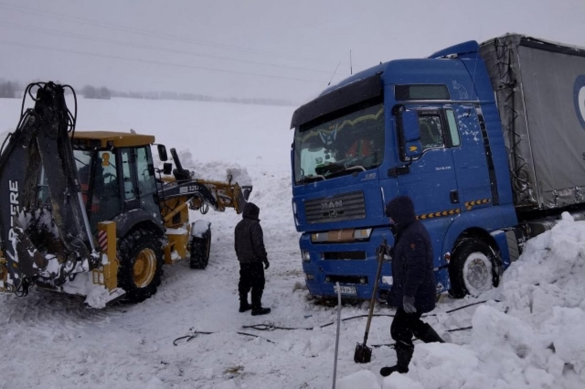    Рабочие два дня откапывали застрявшую под Новосибирском фуру