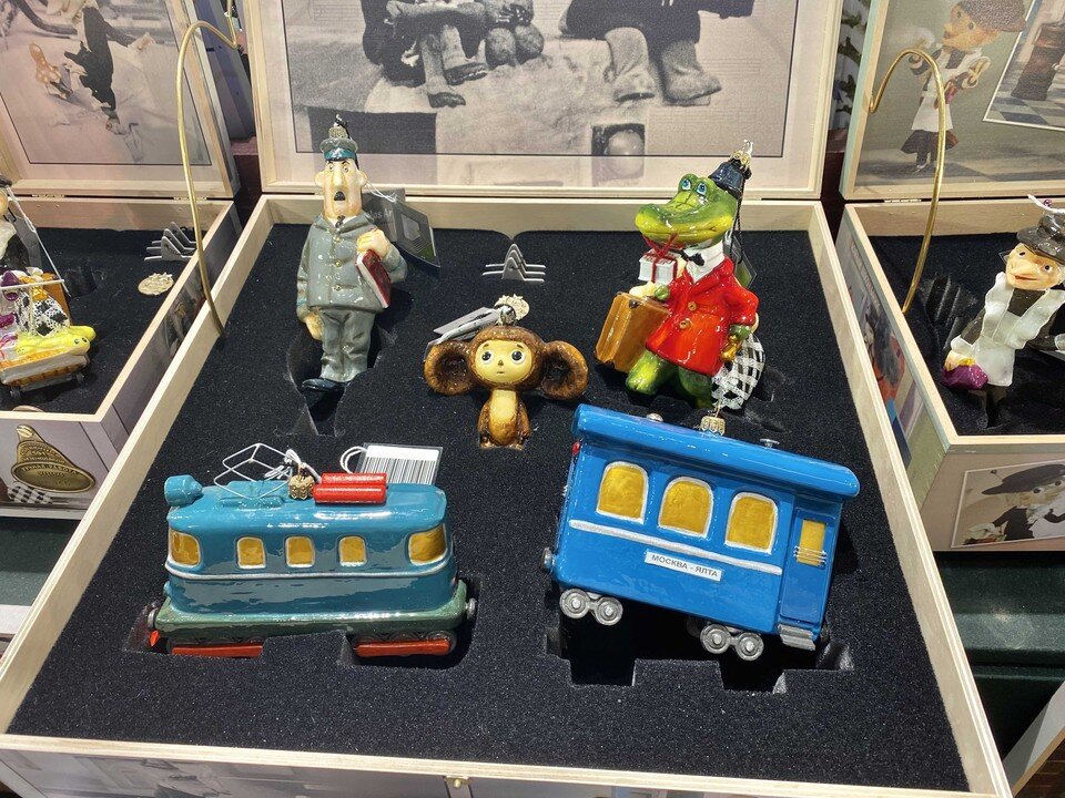     Продают не только игрушки, но и шевроны, духи и костюмы. Андрей АБРАМОВ