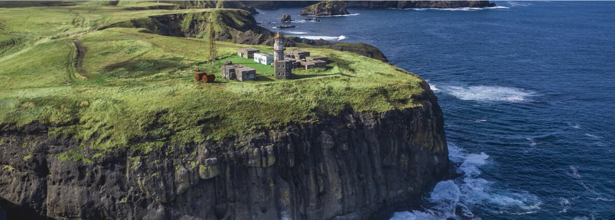 Из 56 островов постоянно заселены только 4 – Кунашир, Итуруп, Шикотан и Парамушир. Сюда едут искатели приключений и впечатляющих пейзажей.