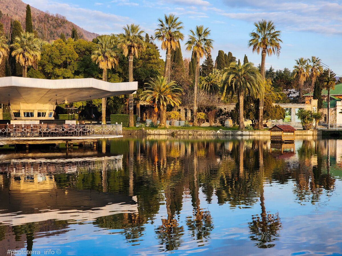 Кафе "Лебедь" зимой не работает. Новый Афон. Фото: Корчагина Татьяна