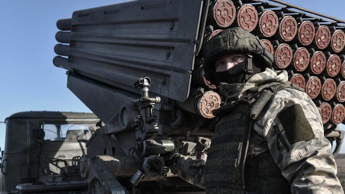    Военнослужащий Вооруженных сил РФ, задействованный в специальной военной операции на Запорожском направлении, у реактивной системы залпового огня "Град"© РИА Новости / Константин Михальчевский
