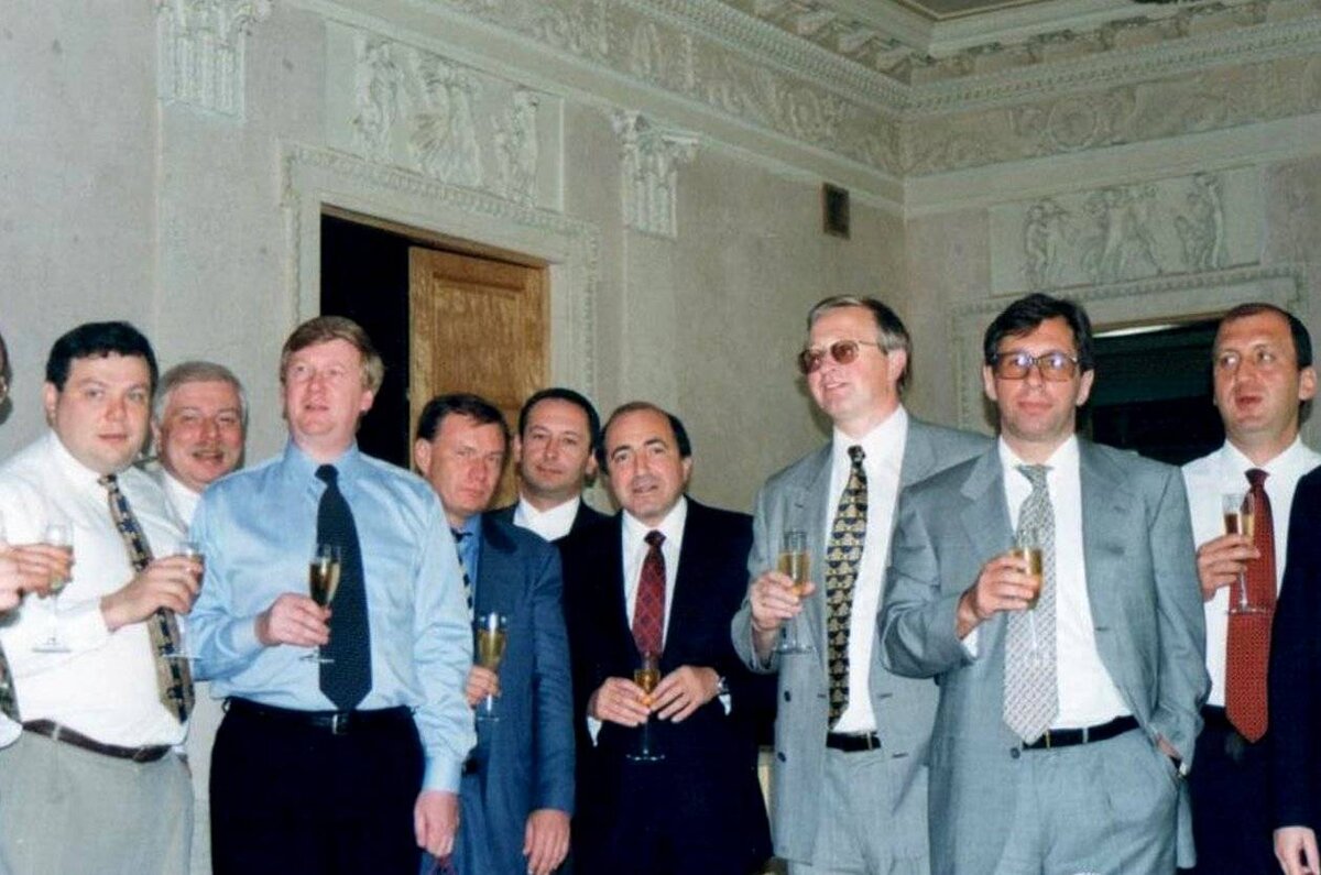 В 1996 году из-за того, что власть в России перешла в руки к крупнейшим олигархам,  был введёт термин "семибанкирщина"