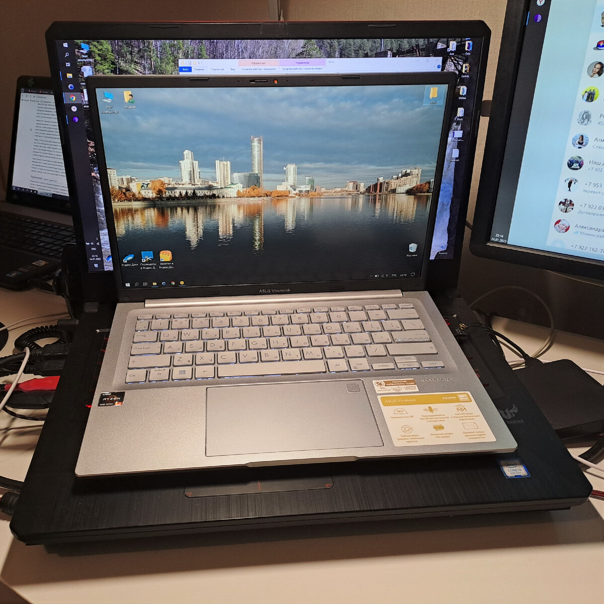 14" существенно меньше 17,3". В линейных размерах до 10 сантиметров.