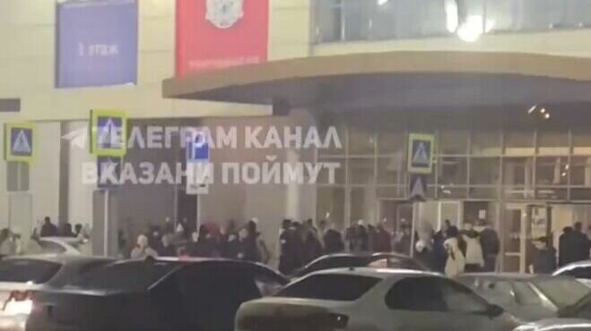     В Казани вечером в среду, 1 февраля, эвакуировали посетителей и сотрудников нескольких торговых центров. Об этом Inkazan сообщили читатели.