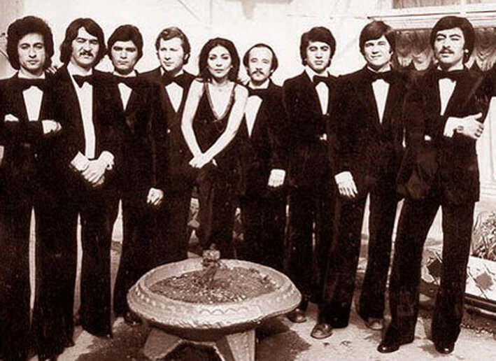 Ансамбль «Наво», второй состав. В центре солистка Надира Султанова, Далее справа налево: Казим Каюмов. Алиаскар Фатхуллин, Зиёд Ишанходжаев (нынешний руководитель группы "Уч кудук"), Абулукахор ?, Эдуард Мендельсон, Ильхам ?, Султан Назаров, Джавлон Тохтаев,   