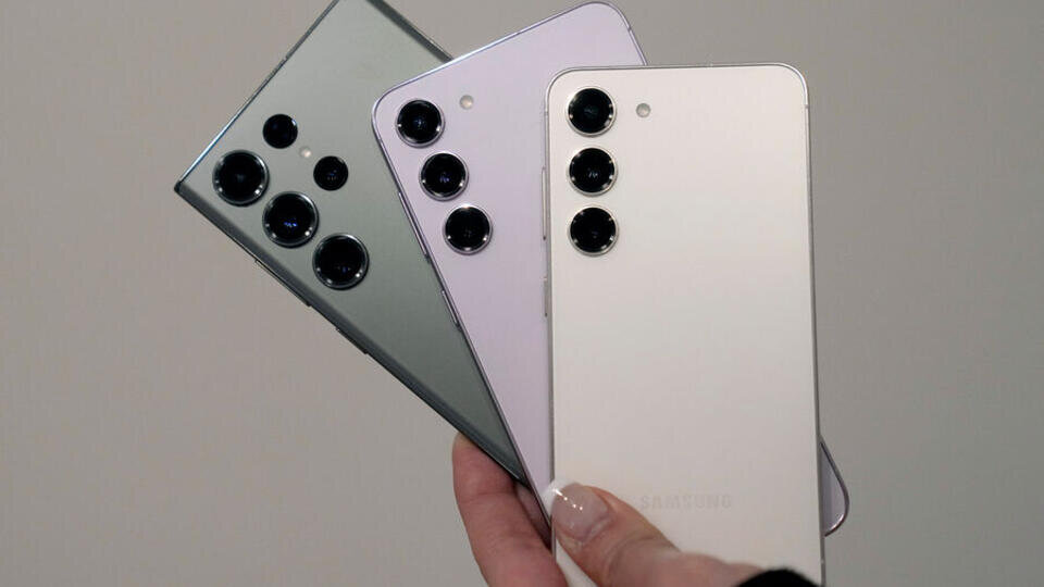     Samsung представила три новых смартфона и пять ноутбуков Jeff Chiu/AP